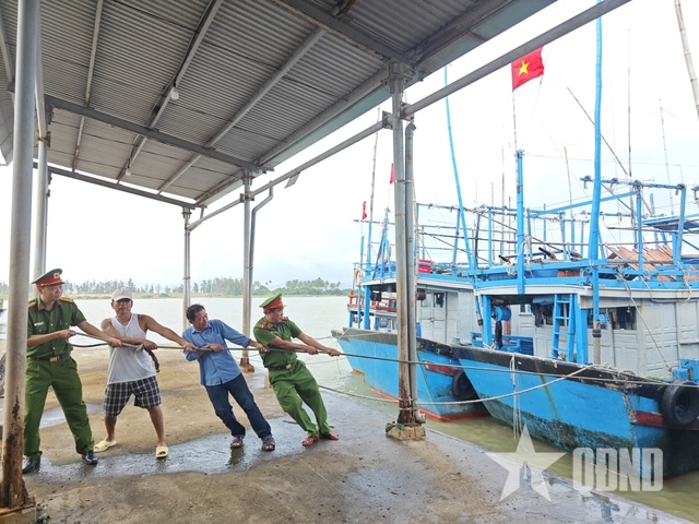 Công an tỉnh Đắk Lắk khẩn trương giúp dân chống bão số 13 (Kalmaegi)